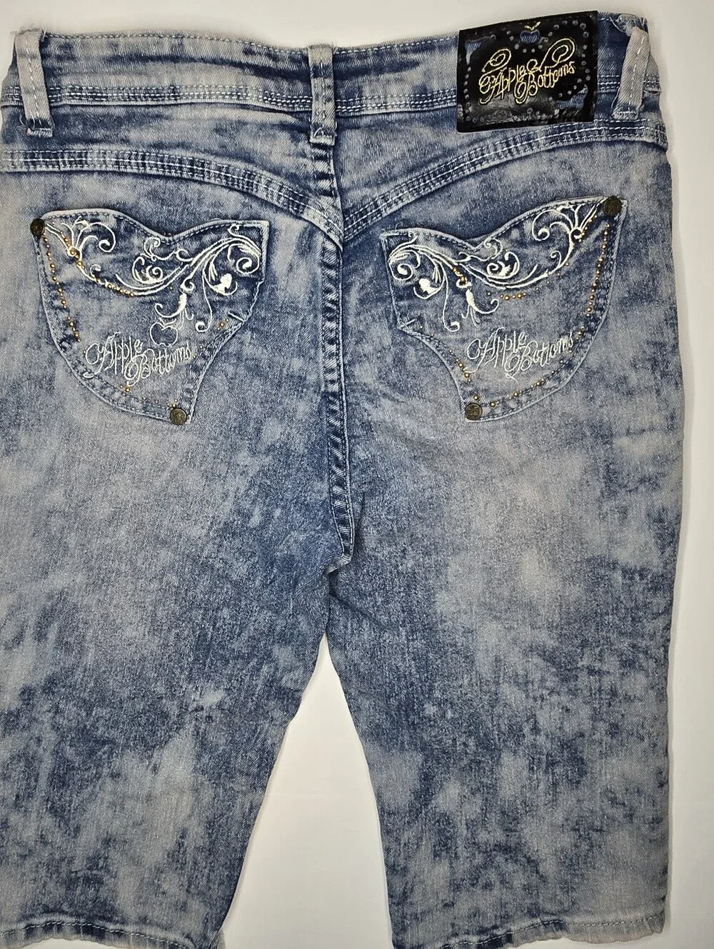 ​VINTAGE Y2K APPLE BOTTOMS EMBROIDERED DENIM SHORTS 3/4 Juniors